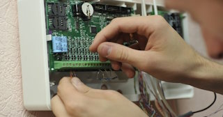 Монтаж аварийных сигнализаций от 3107 руб. в клине